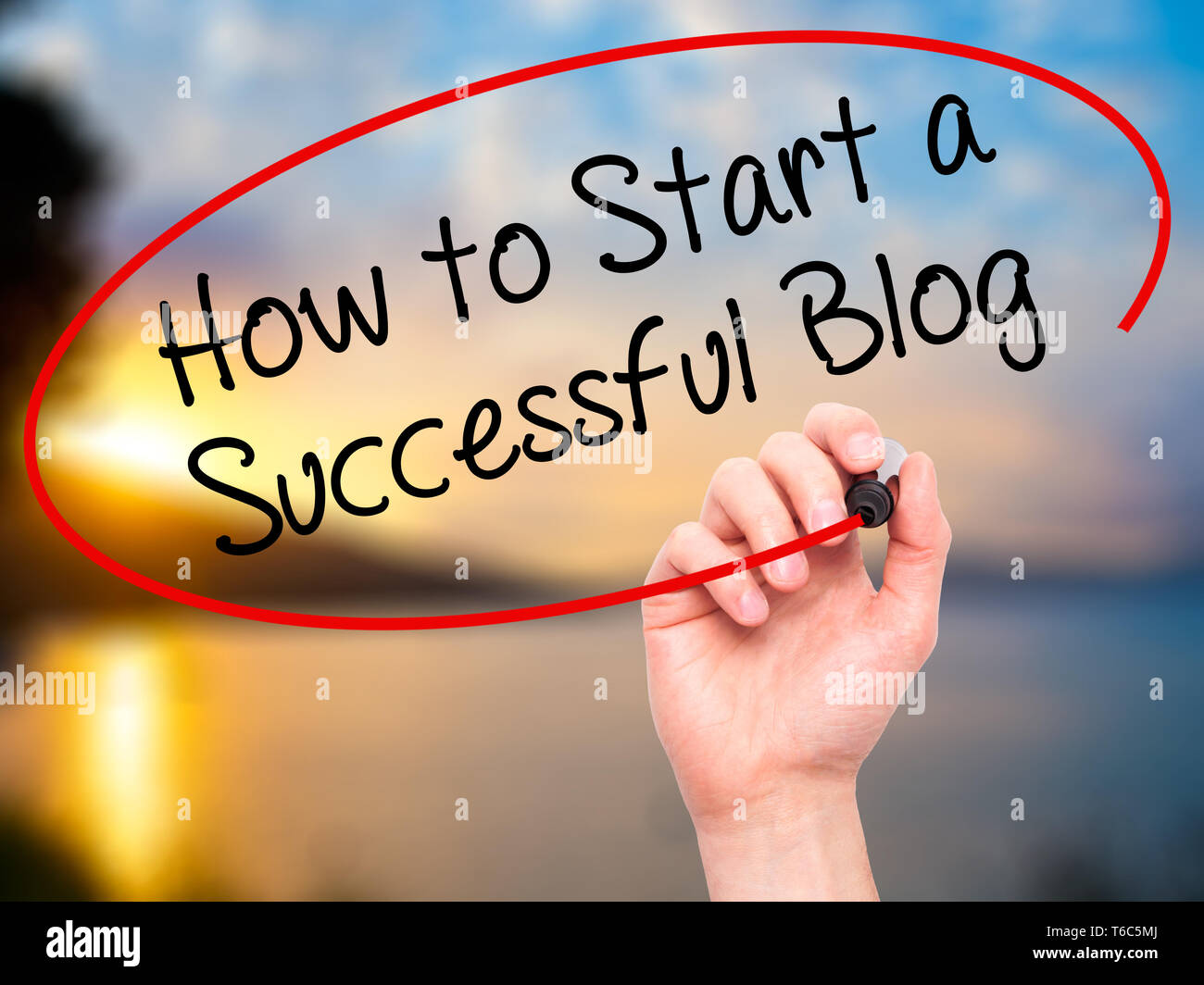 L'uomo la scrittura a mano come avviare un blog di successo con il pennarello nero su schermo visivo Foto Stock