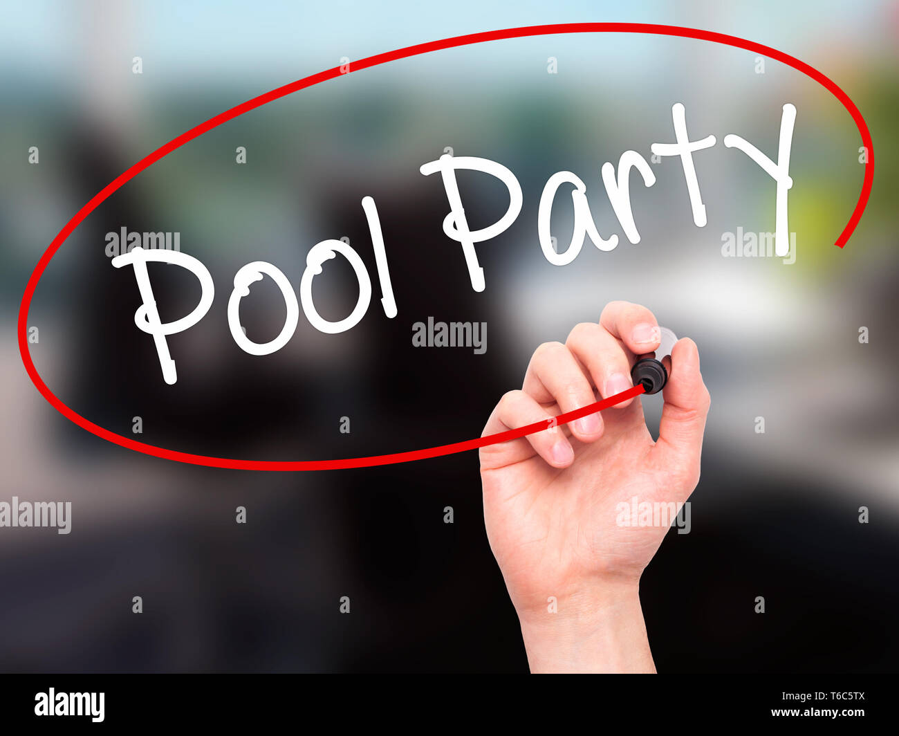 Man mano che scrive party in piscina con pennarello nero su schermo visivo Foto Stock