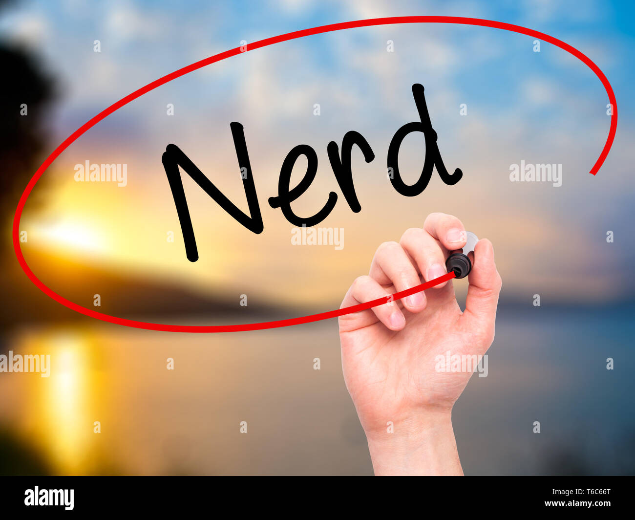 Man mano che scrive Nerd con pennarello nero su schermo visivo Foto Stock