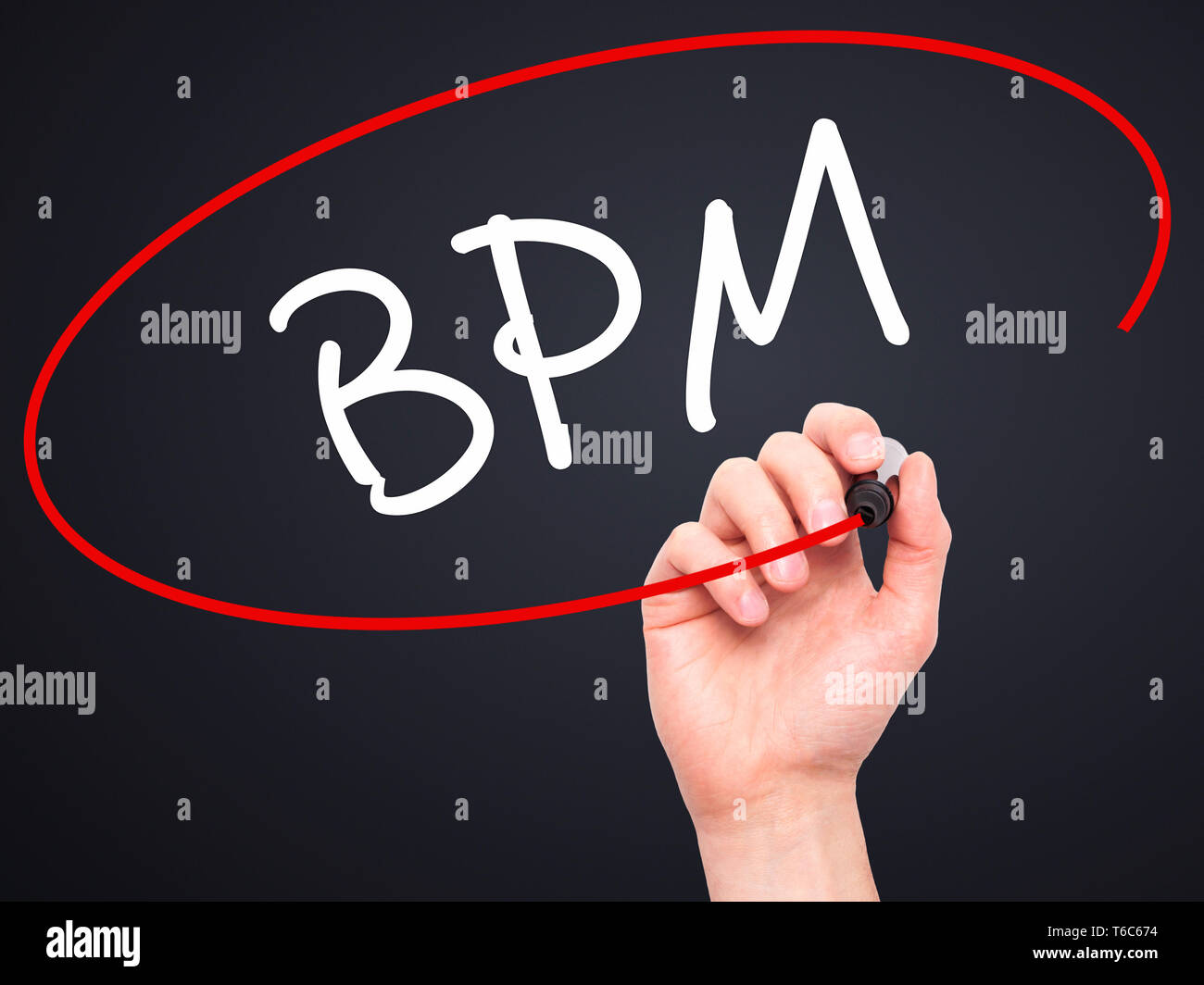 Man mano che scrive il BPM (Business Process Management) con pennarello nero su schermo visivo Foto Stock