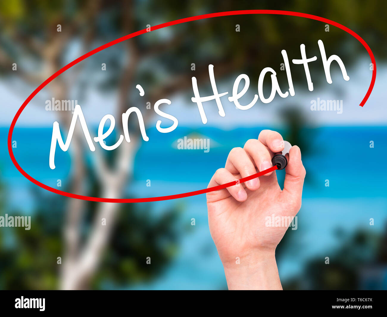 Man mano che scrive la salute degli uomini con il pennarello nero su schermo visivo Foto Stock