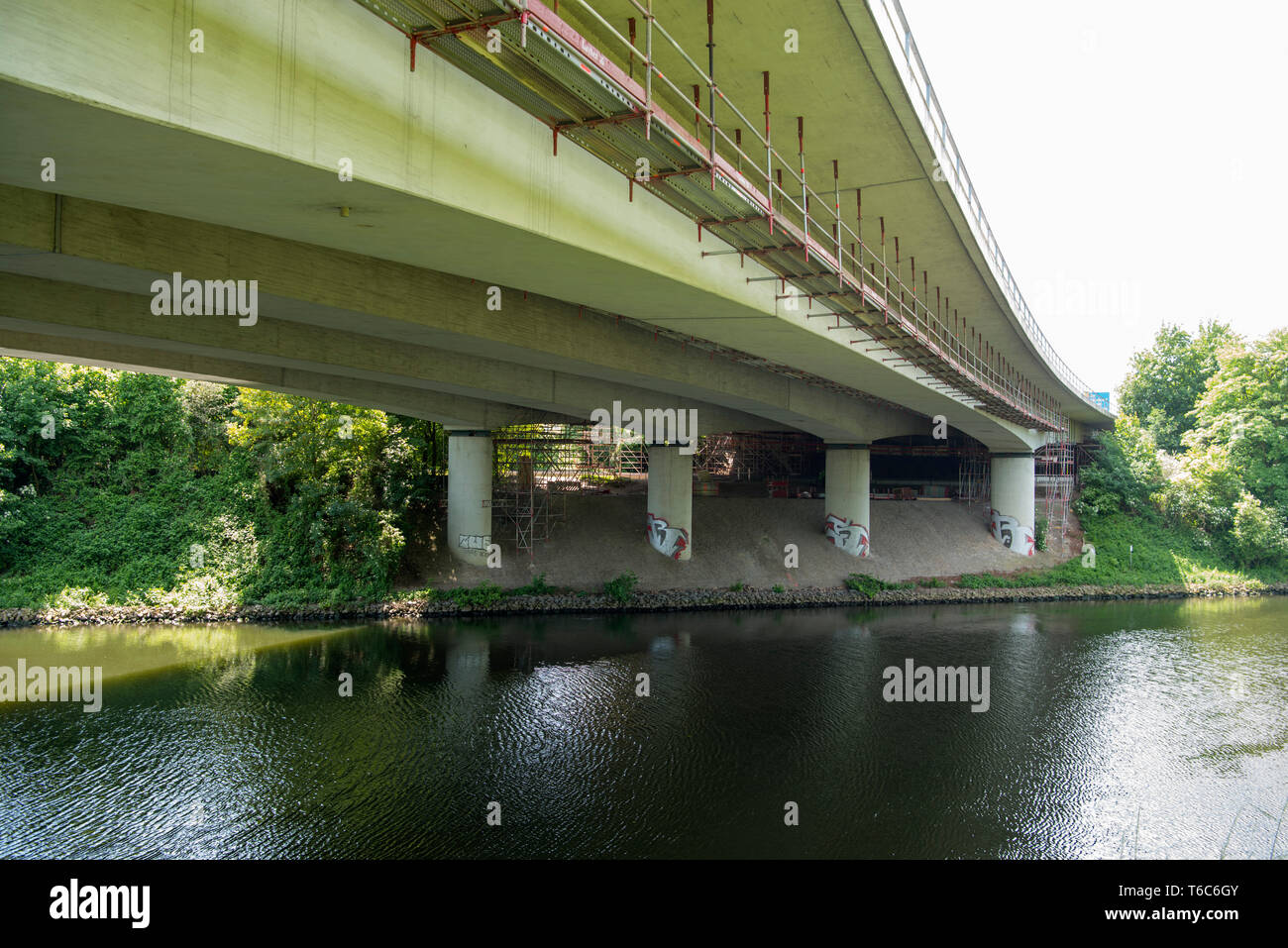 Deutschland, Renania settentrionale-Vestfalia, Mühlheim an der Ruhr, Autobahnbrücke über den Ruhrschiffahrtskanal Foto Stock