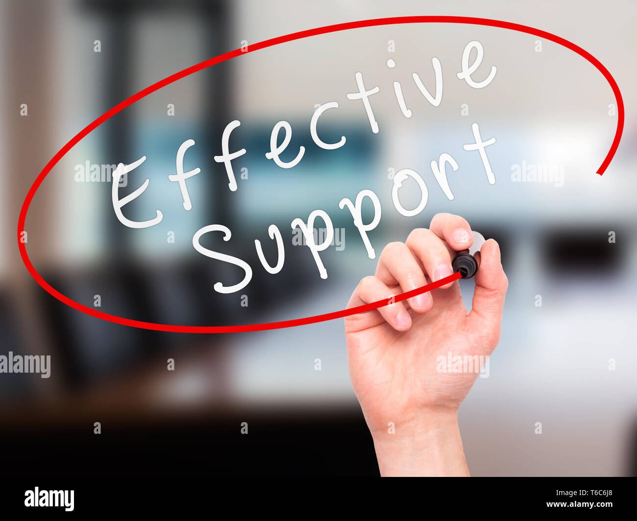 Man mano che scrive un supporto efficace con marcatore sul trasparente scheda di pulizia Foto Stock