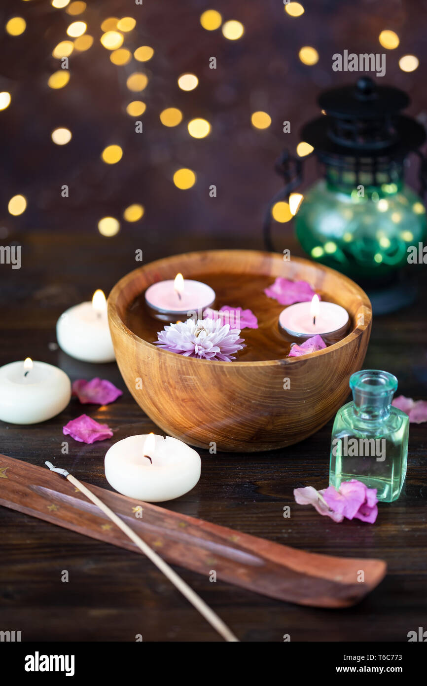 Aroma candele, aroma di bastoni, acqua di rose, petali di fiore. Articoli  per aromaterapia, massaggi. Relax e benessere verticale a tema Foto stock -  Alamy