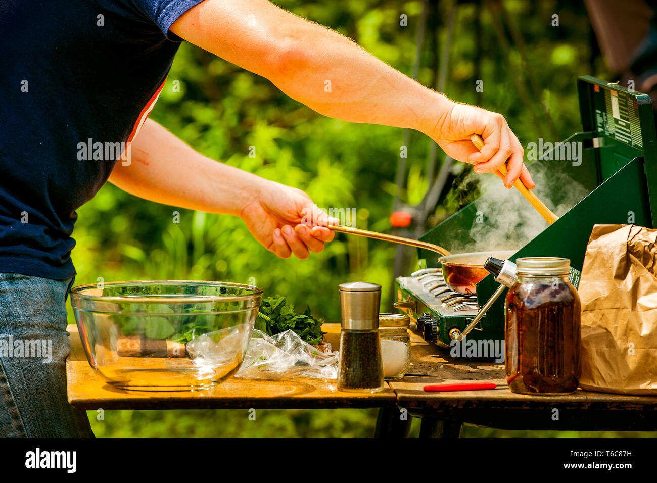 All'esterno un barbecue per la cottura. All'esterno un barbecue per la cottura. Foto Stock