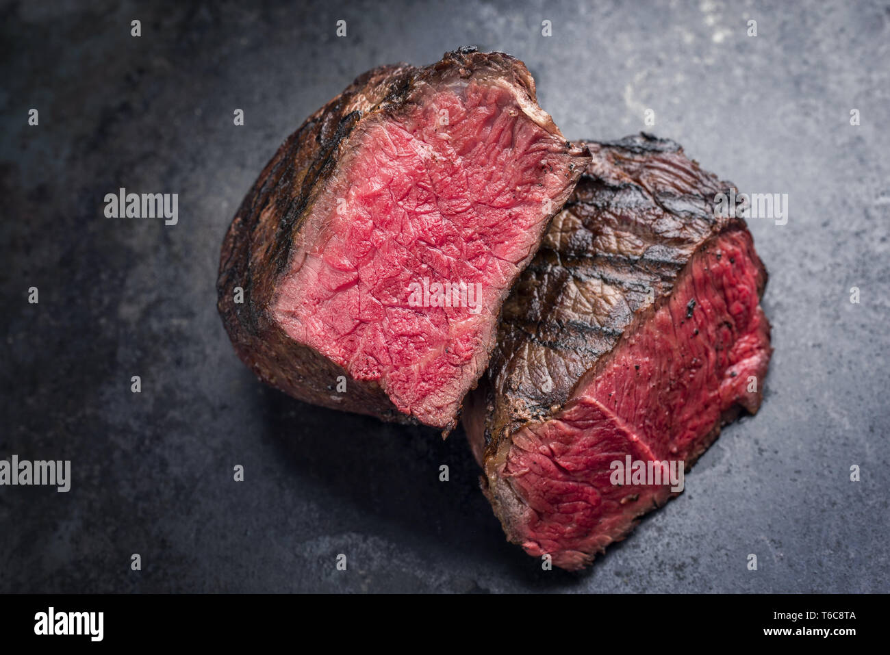 Barbecue punto Wagyu Steak molto rare come fette di close-up su ardesia Foto Stock