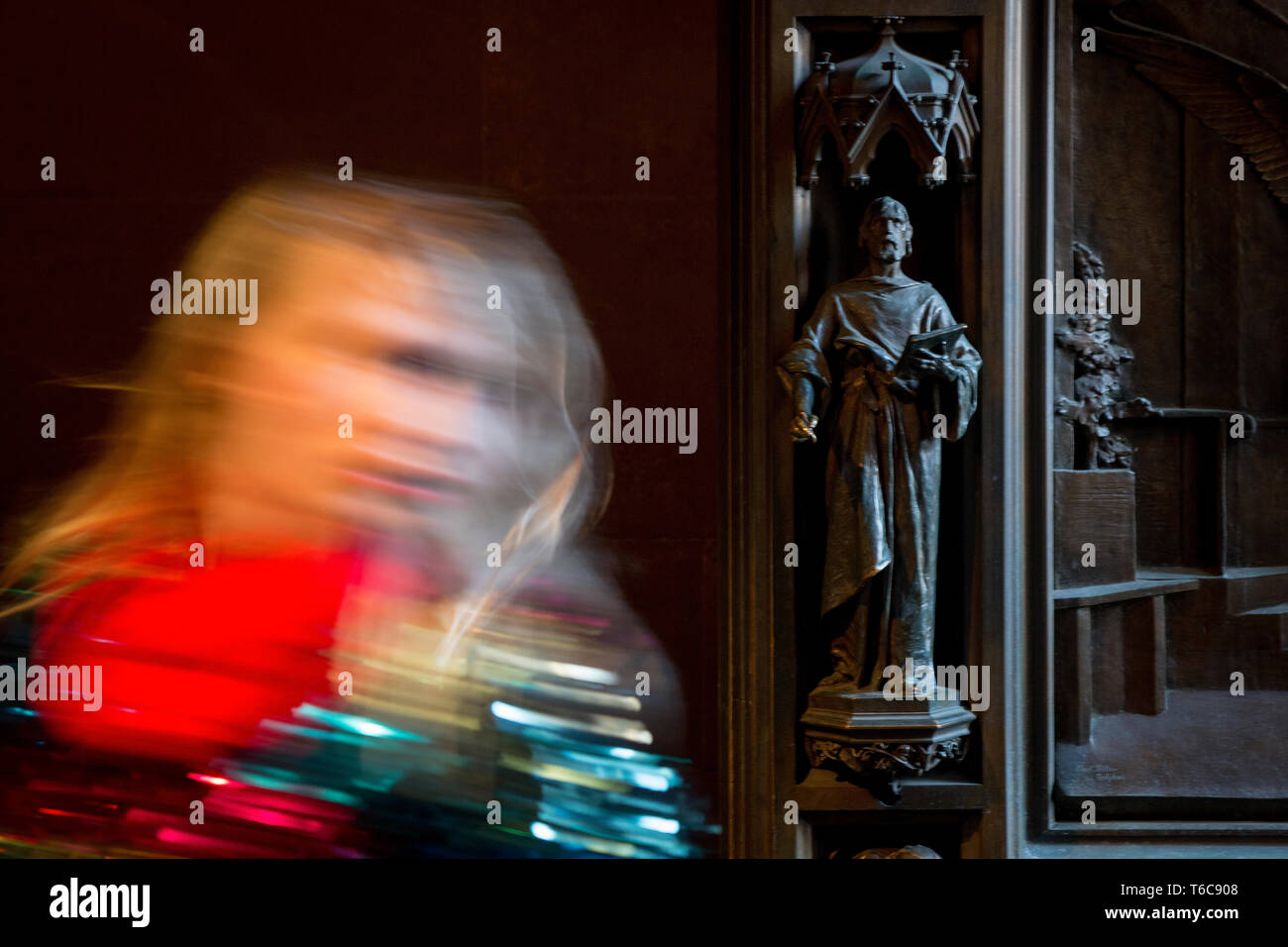 La pesante sculture in bronzo di santi che ornano le porte di ingresso della chiesa della Trinità è stata un dono da William Waldorf Astor per commemorare il suo padre, il potente finanziere e philantropist John Jacob Astor lll. Foto Stock