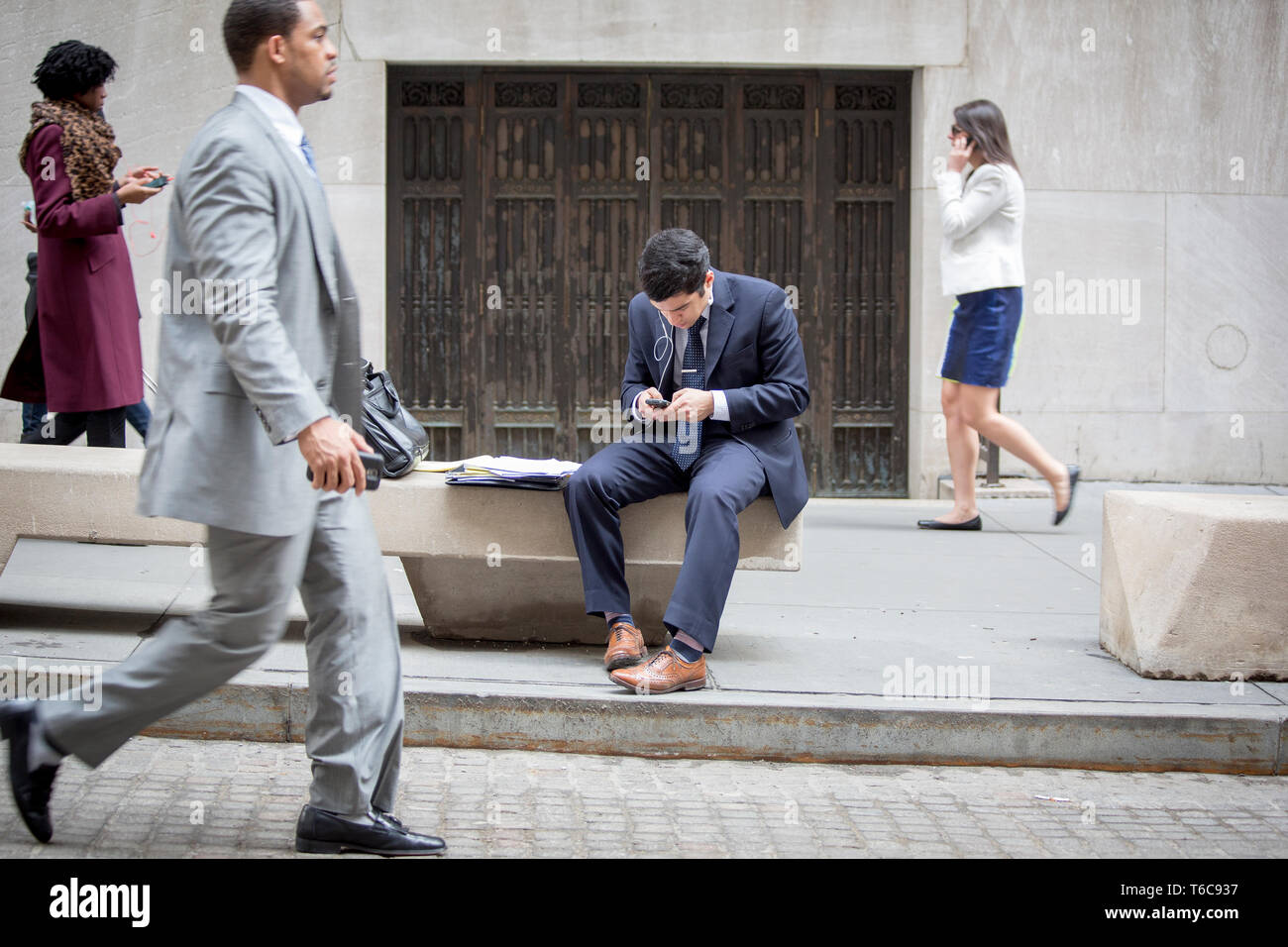 Persone che passano davanti al NYSE Euronext Stock Exchange a Wall Street. Foto Stock