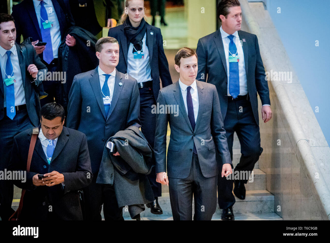 Rob Porter e Jared Kushner sul loro modo di ascoltare Donald Trump il discorso durante l'ultimo giorno del World Economic Forum - WEF. Rob Porter era originariamente casa bianca del segretario personale fino a quando non è stato licenziato a causa di abuso domestico accuse. Foto Stock