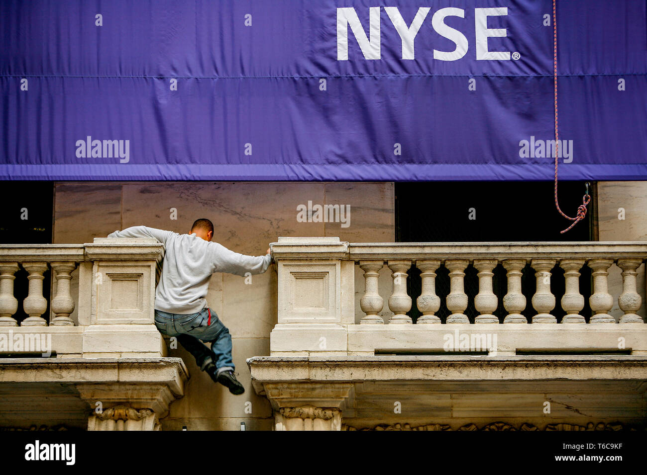 NYSE borsa il giorno dopo la bail-out pacchetto è stato respinto in casa. Un lavoratore NYSE fa alcune equilibratura di 15 piedi sopra la terra. Foto Stock