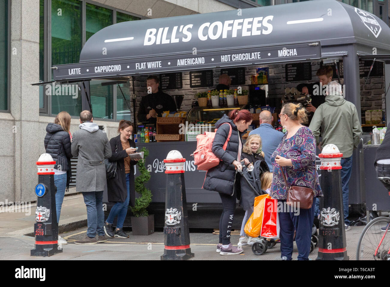 Bill è un caffè presso il Virgin London Marathon 2019 Foto Stock