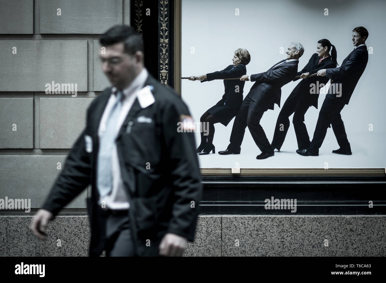 Un pavimento specialista, stock broker, passeggiate passato un annuncio per il NYSC New York Sports Club. Questo particolare NYSC palestra è a Wall Street, proprio accanto al NYSE Euronext Stock Exchange. Foto Stock