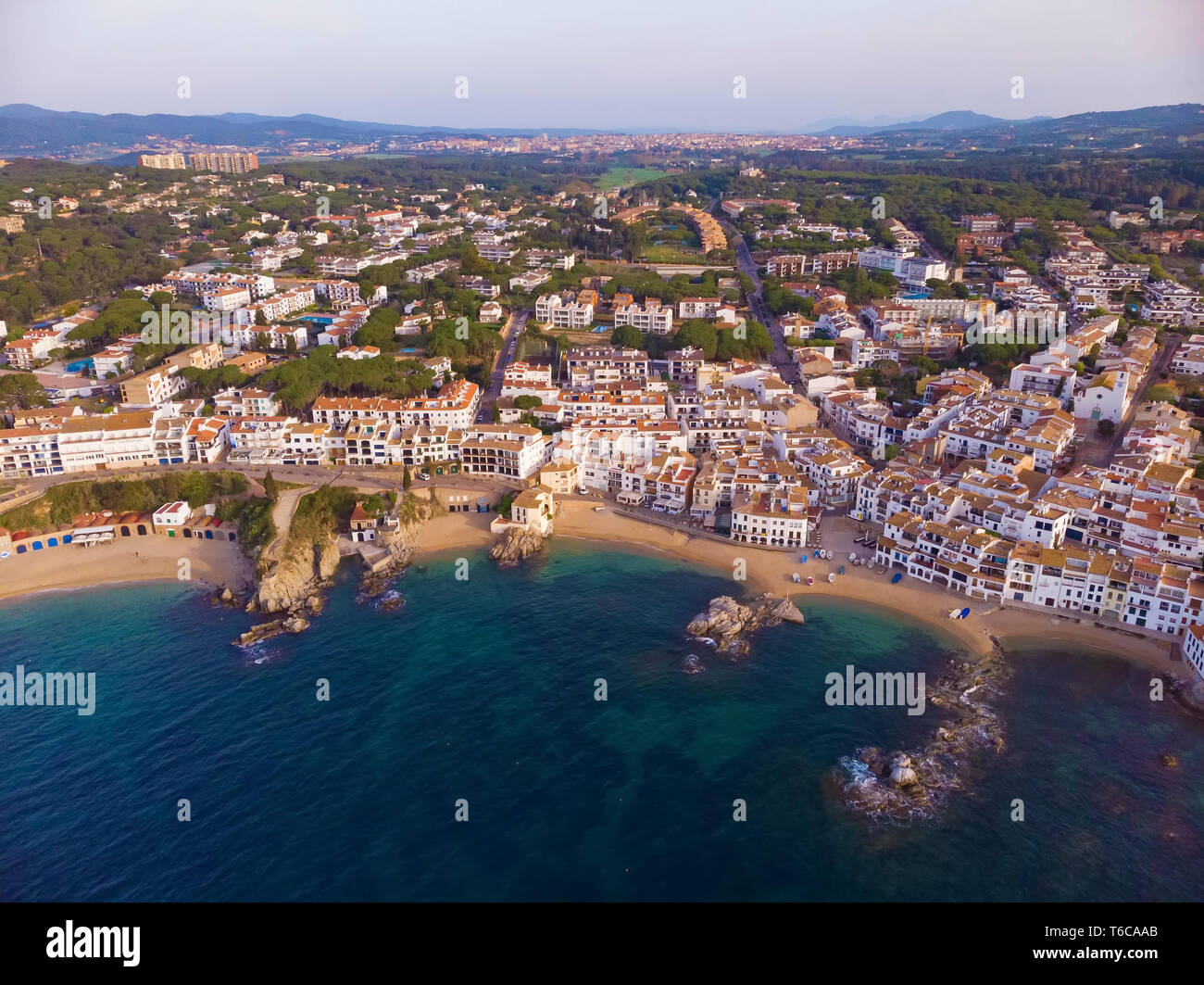 Drone foto oltre la Costa Brava costiere, piccolo villaggio Calella de Palafrugell della Spagna Foto Stock