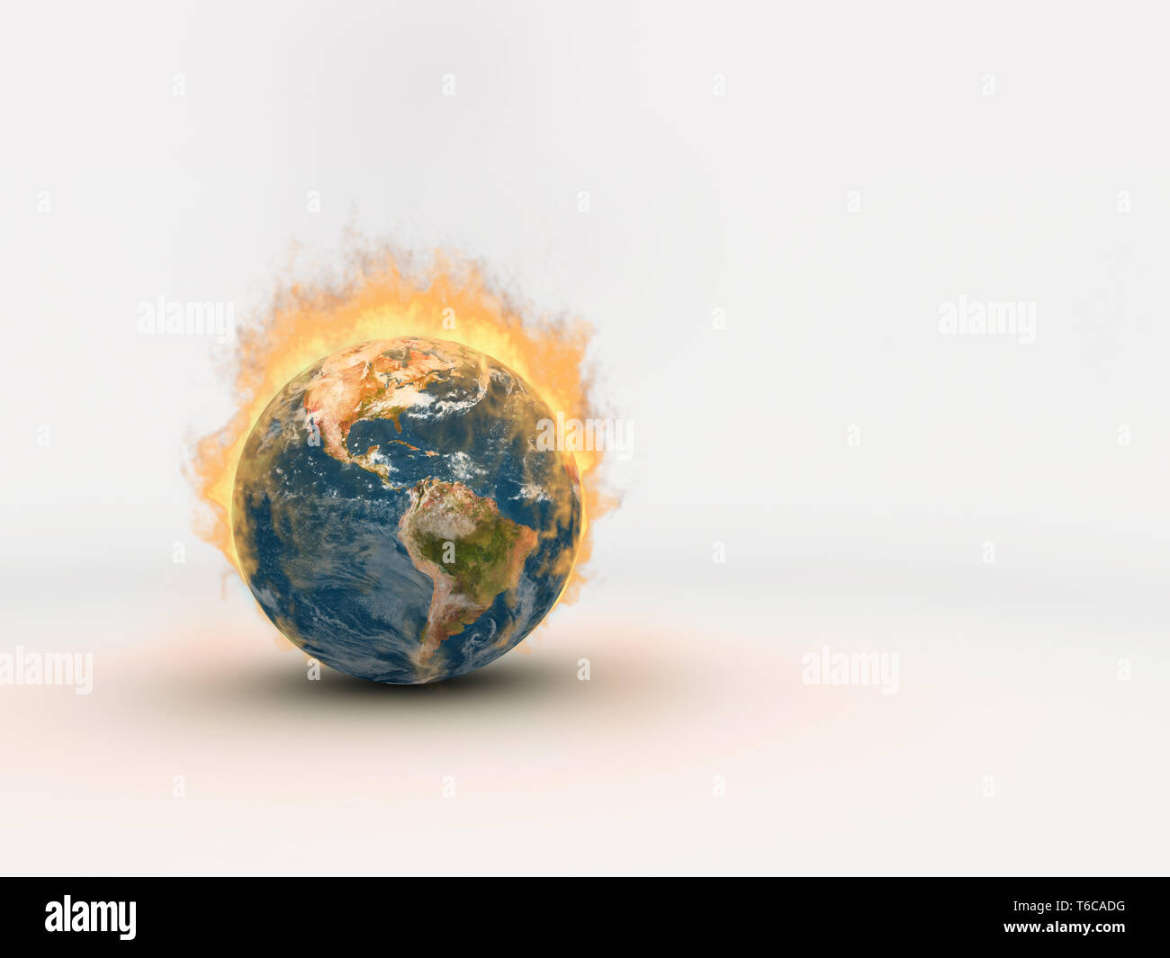 Il pianeta Terra sul fuoco con fiamme raggiungendo alta. Il Fiery globe siede su uno sfondo bianco con un sacco di spazio negativo per la copia o la grafica. Foto Stock