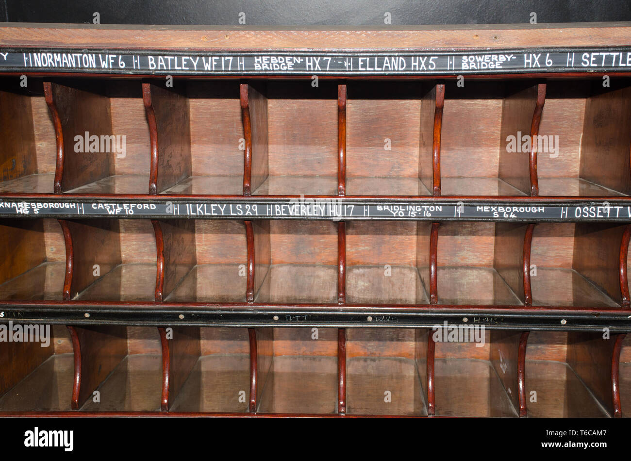 Fori di piccione per post sul treno di posta Foto Stock