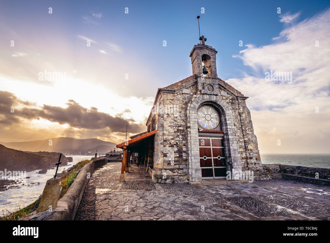 Piccola chiesa fo San Juan eremo di Gaztelugatxe isolotto sulla costa del golfo di Guascogna provincia della Spagna Foto Stock