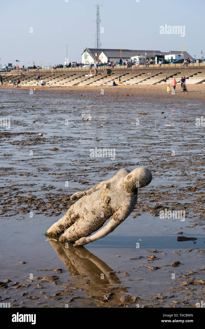 Statua danneggiato parte di Antony Gormley è un altro posto spiaggia installazione artistica Foto Stock