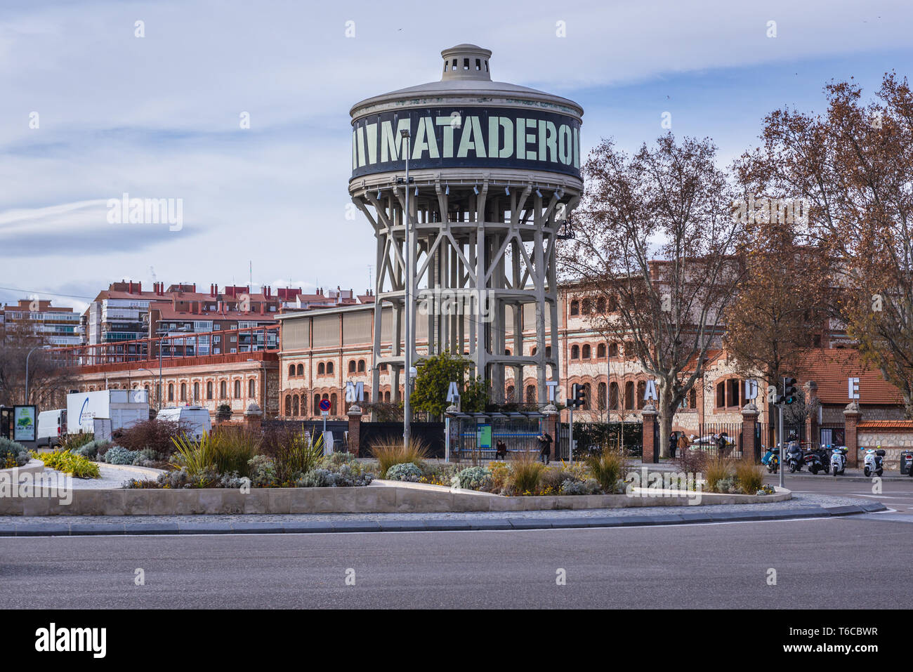 Il vecchio serbatoio di acqua prossimo al Matadero Madrid Arts Centre situato nell'ex macello in Arganzuela Distretto di Madrid, Spagna Foto Stock