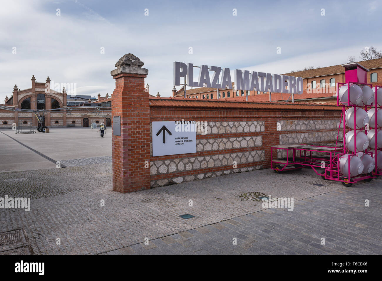 Piazza nel Matadero Madrid Arts Centre situato nell'ex macello in Arganzuela Distretto di Madrid, Spagna Foto Stock