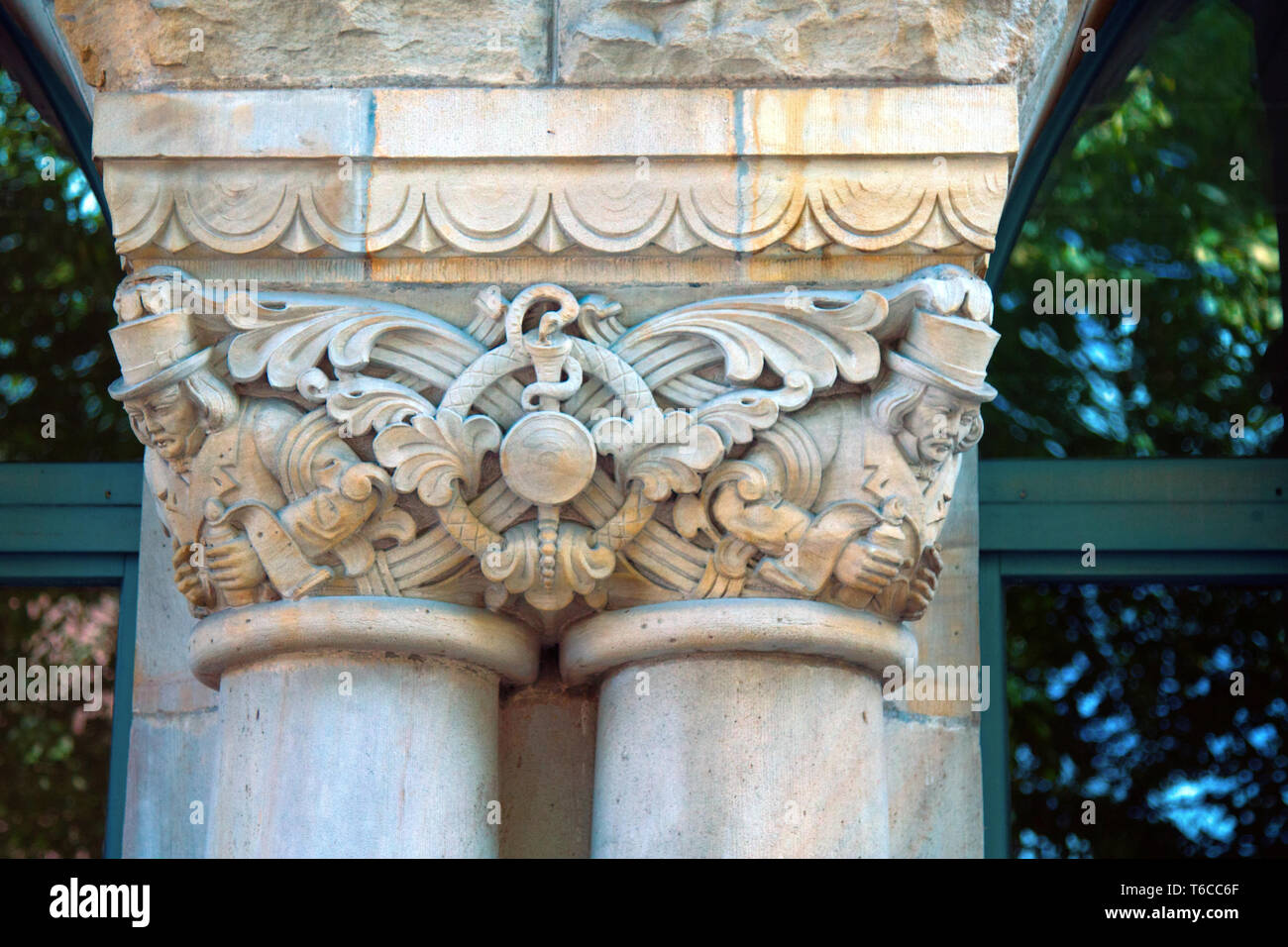 I capitelli delle colonne e lesene di edifici di architettura eclettica. Metz Foto Stock
