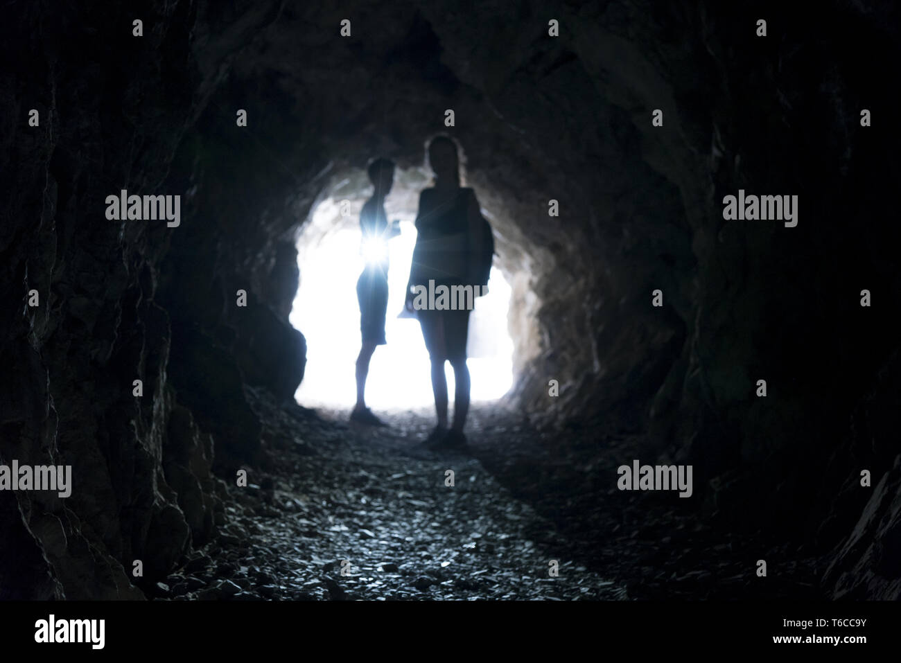Persone sfocate in un buio del tunnel Foto Stock