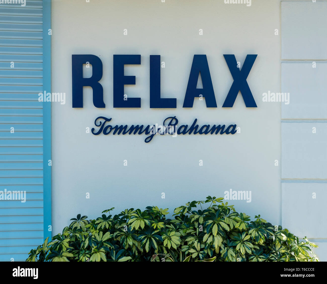 Tommy Bahama "Relax" segno negozio lungo la terza strada dello shopping, Naples, Florida, Stati Uniti d'America Foto Stock