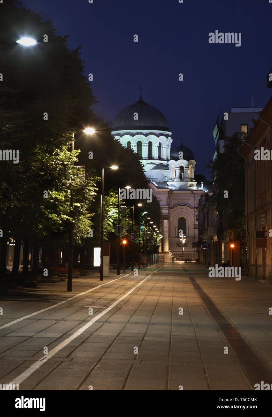 Liberty boulevard e San Michele Arcangelo Chiesa di Kaunas. La lituania Foto Stock