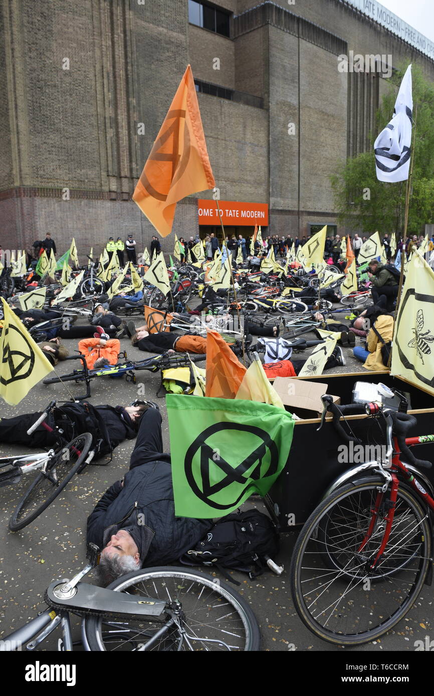 Estinzione della ribellione ciclisti 'caldo' centro di Londra per protestare contro la morte di insetti - estinzione della ribellione manifestanti hanno tenuto una "massa critica" manifestazione ciclistica Foto Stock