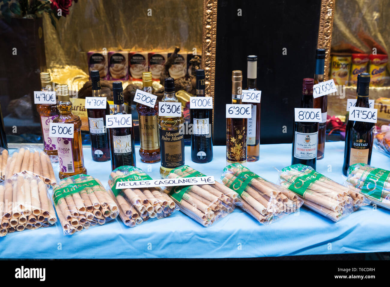 Cardona, Spagna - 30 Ottobre 2016: bottiglie di Moscato e handmade neules, un tipo di biscotto catalana mangiata tradizionalmente a Natale con la cava (CATA Foto Stock