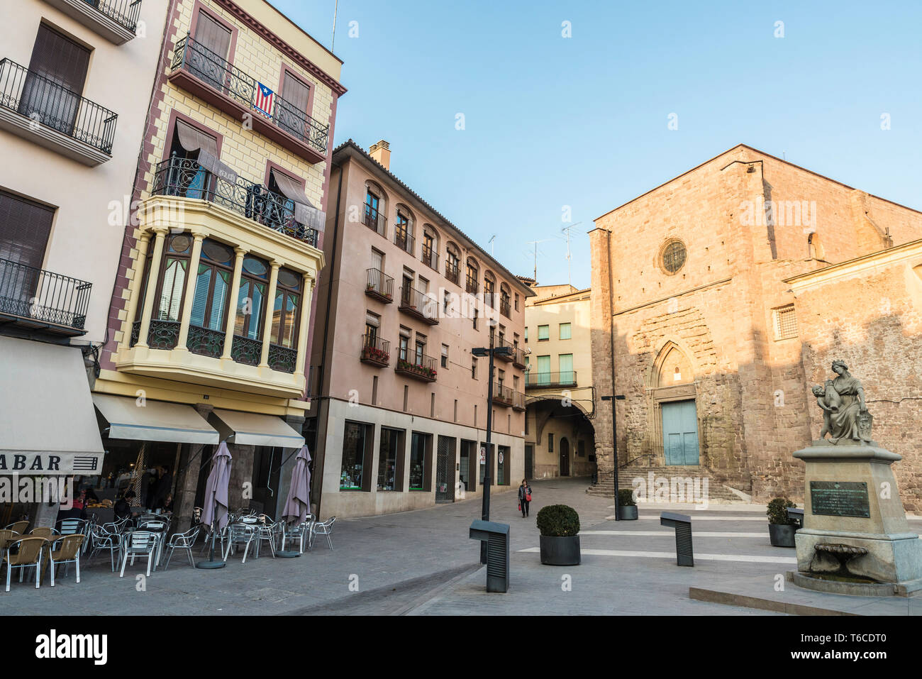 Cardona, Spagna - 31 Ottobre 2016: Chiesa di Sant Miquel di Cardona con persone intorno al centro della città medievale di Cardona in Catalogna, Spa Foto Stock