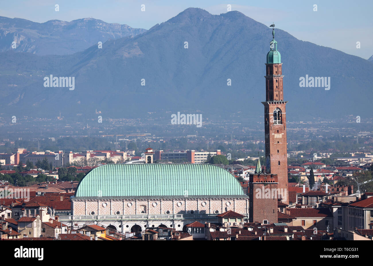 Antico palazzo progettato dall architetto Palladio chiamato Basilica Palladiana a Vicenza Città in Italia. Sullo sfondo vi è il monte Summano Foto Stock