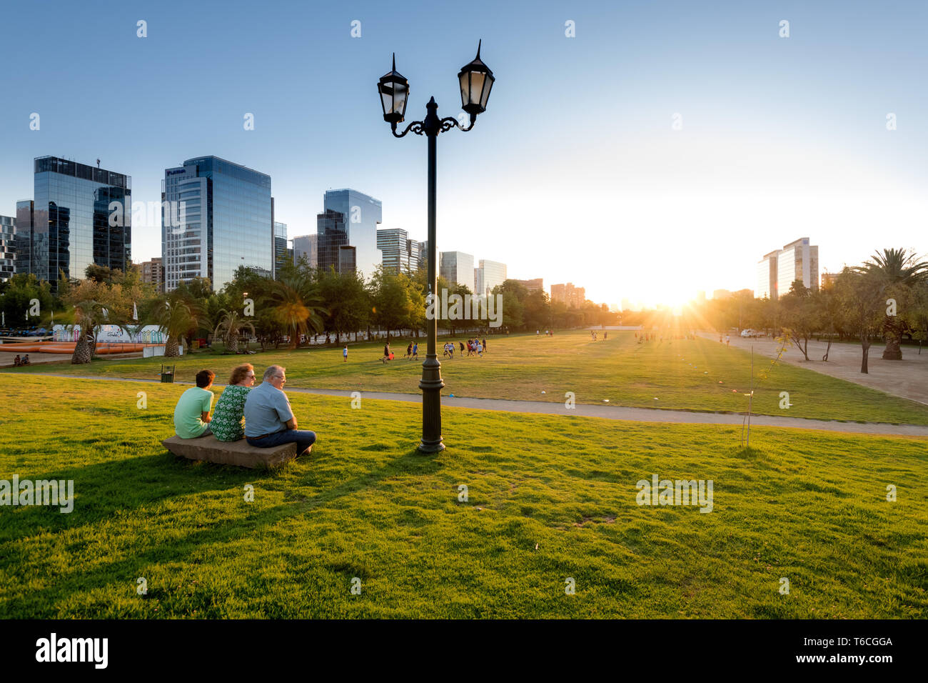 Santiago, Regione Metropolitana, Cile - 17 Gennaio 2019: la gente a guardare il tramonto al Parque Araucano, il parco principale di Las Condes distretto, surroun Foto Stock