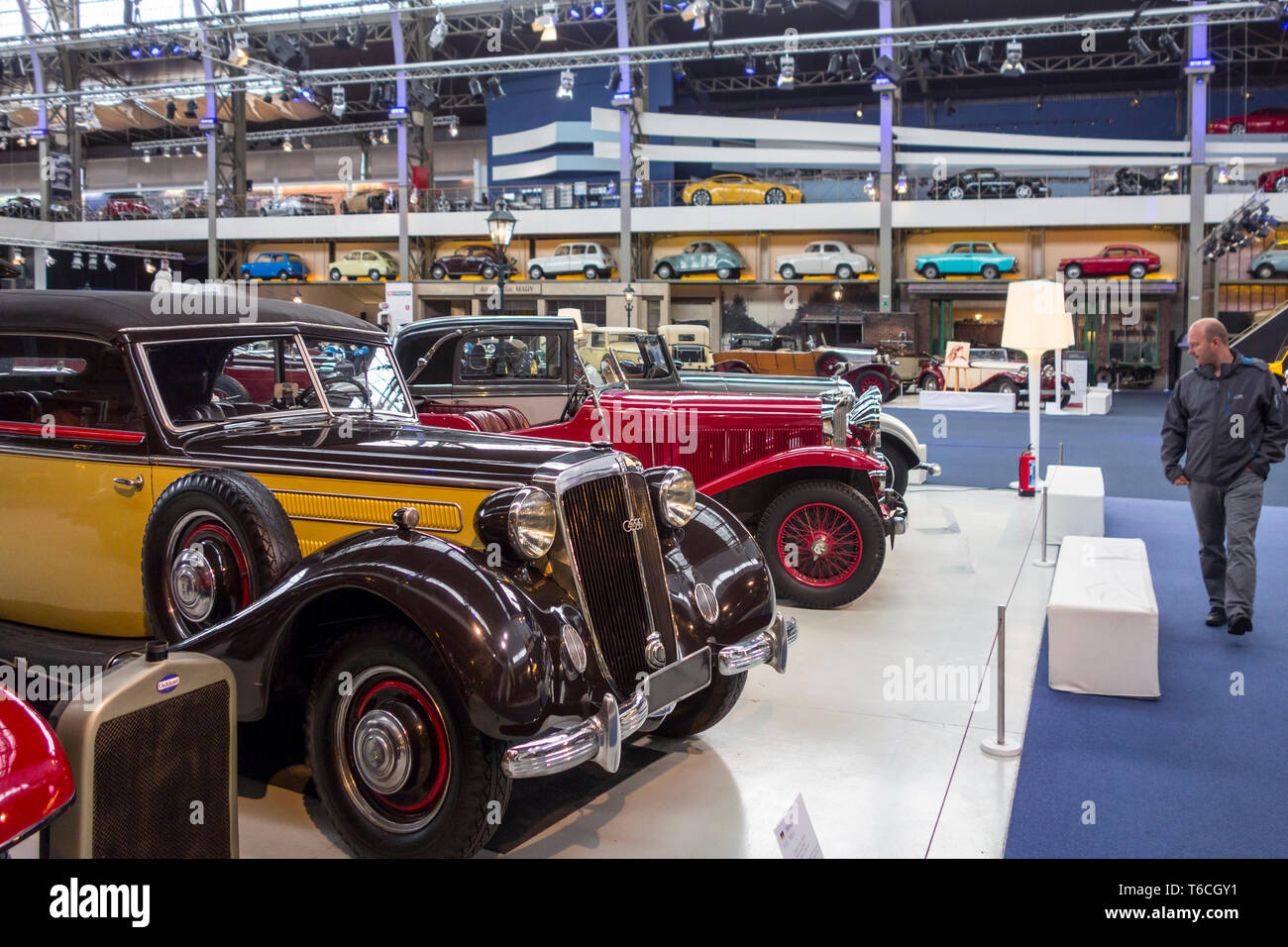 Visitatore guardando alla collezione di auto classiche, veicoli antichi e oldtimers a Autoworld, vintage car museum, Parco del Cinquantenario, Bruxelles, Belgio Foto Stock