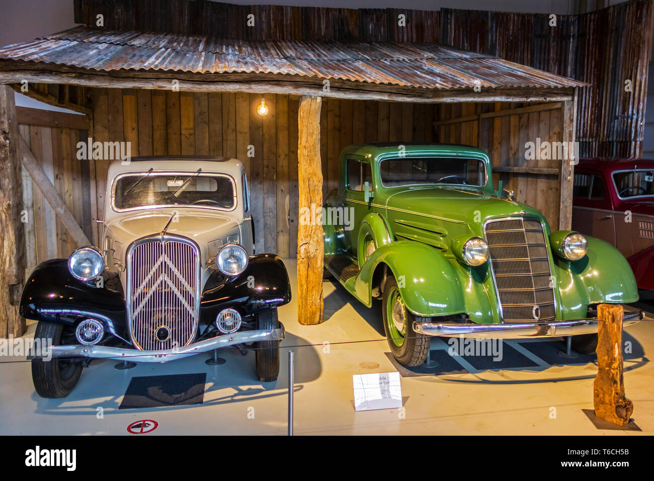 Collezione di auto classiche, veicoli antichi e oldtimers a Autoworld, vintage car museum, Parco del Cinquantenario a Bruxelles, in Belgio Foto Stock