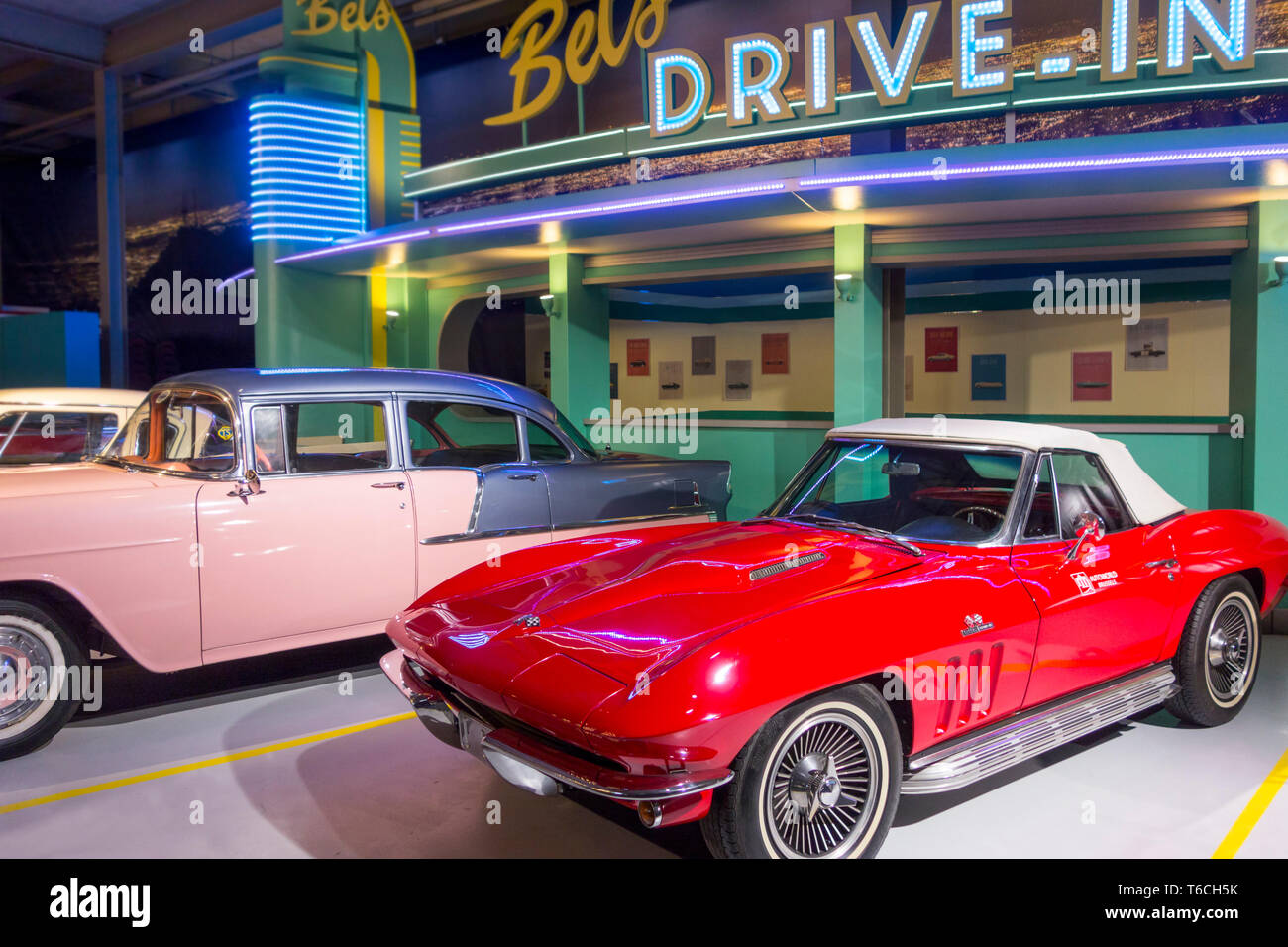 1965 red Chevrolet Corvette Stingray, American classic auto sportiva / oldtimer / veicolo di antiquariato a Autoworld, Museo dell'automobile a Bruxelles, in Belgio Foto Stock