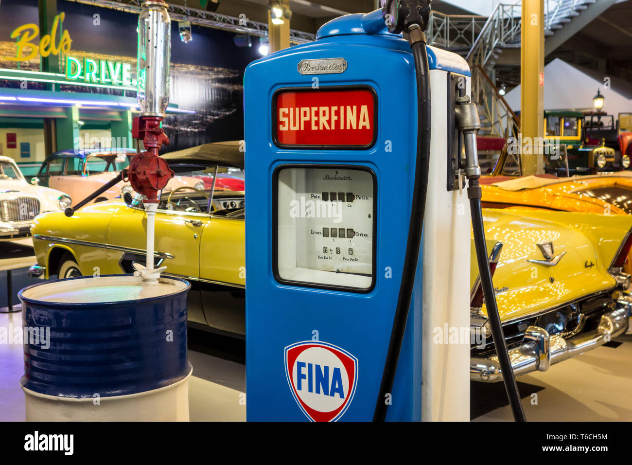 Vintage Superfina erogatore di carburante e oldtimers / veicoli antichi a Autoworld, Classic Car Museum, Parco del Cinquantenario, Bruxelles, Belgio Foto Stock