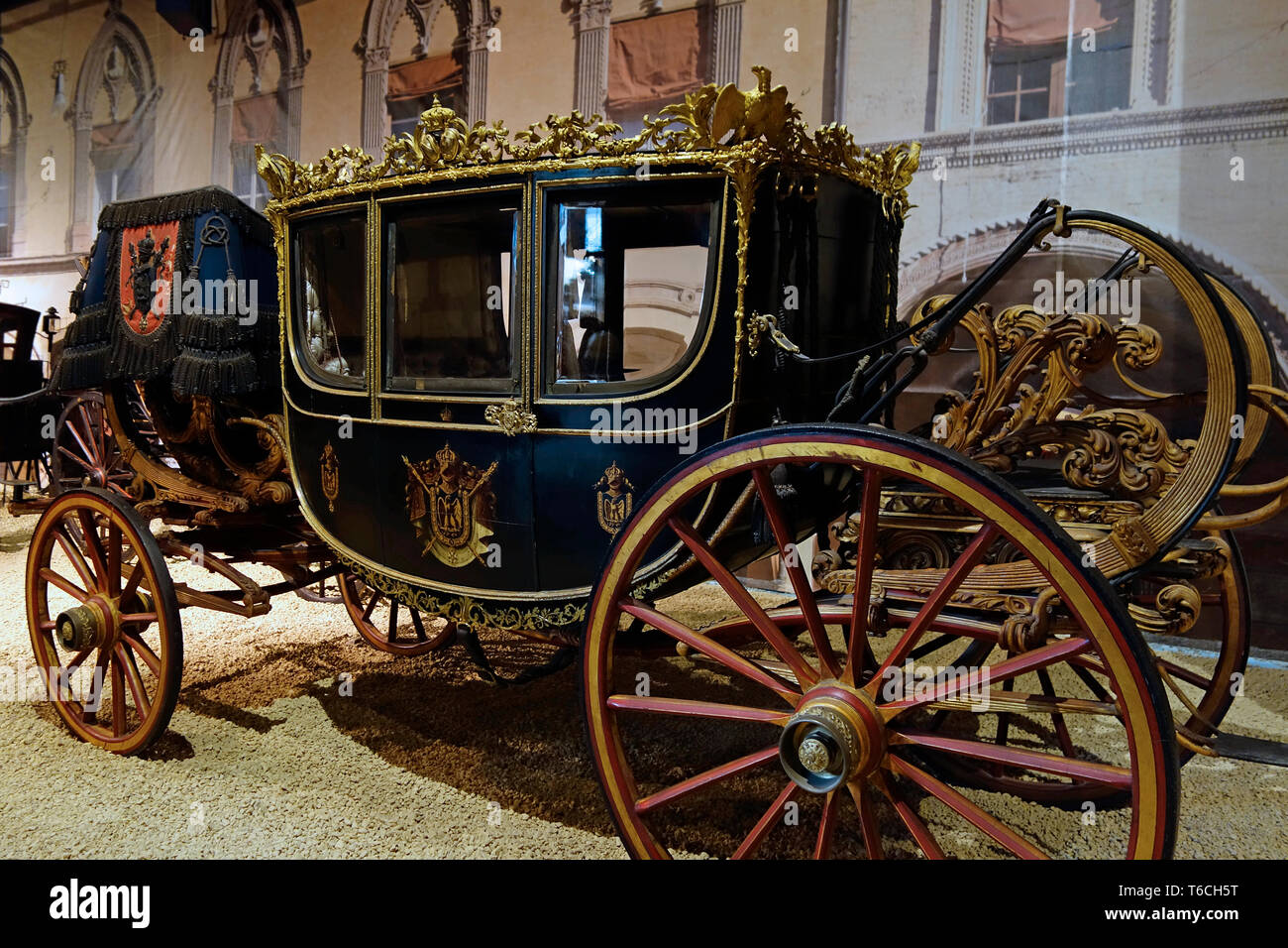 1852 sette-finestra dress coach / royal carrello / sei cavallo gala pullman di Berlino a Autoworld, vintage vehicle museum a Bruxelles, in Belgio Foto Stock