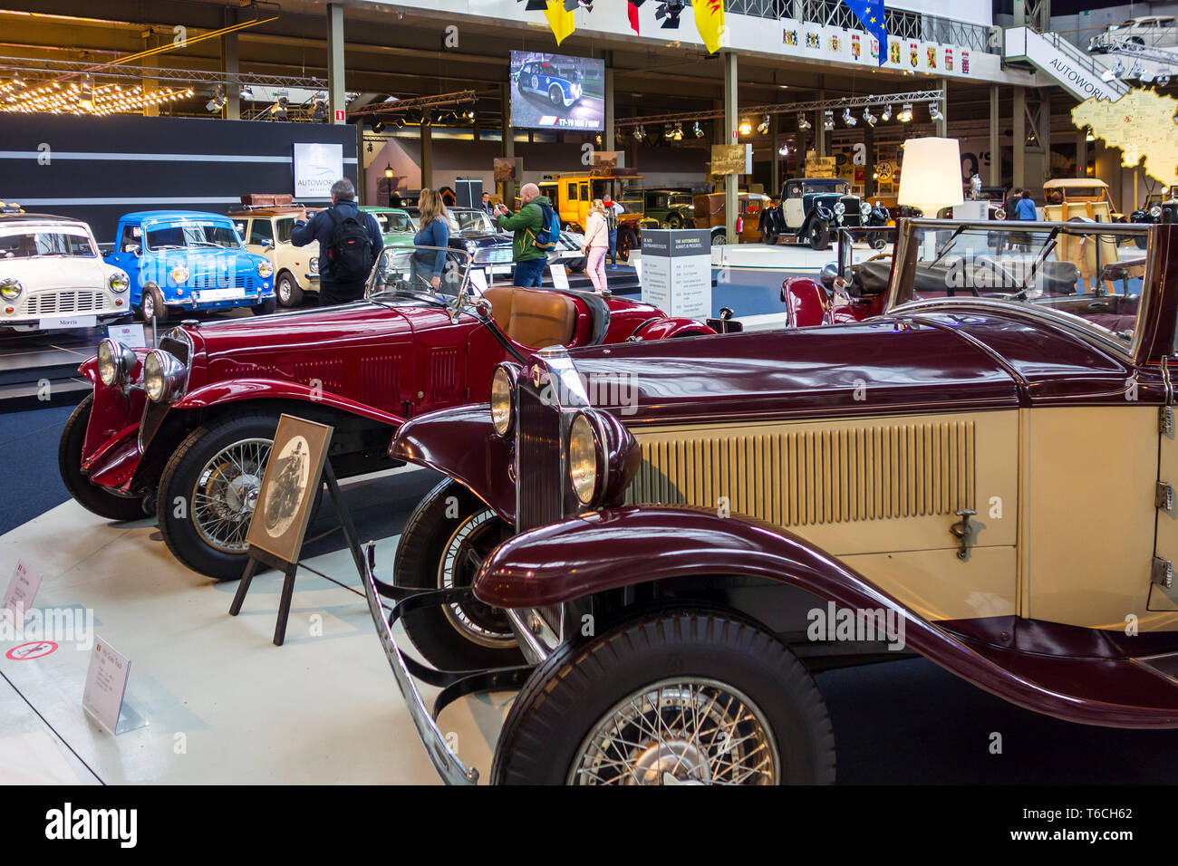 I turisti in cerca di raccolta di auto classiche, veicoli antichi e oldtimers a Autoworld, vintage car museum a Bruxelles, in Belgio Foto Stock