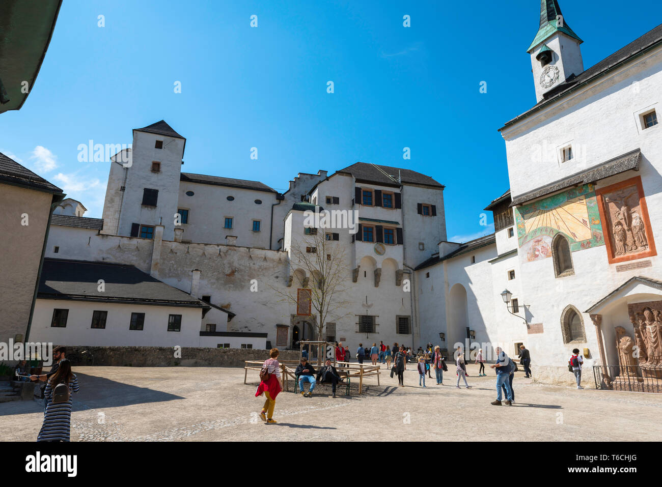 Il castello di Salisburgo, vista sul cortile interno e degli edifici (a destra) e la chiesa di San Giorgio situata a Salisburgo il castello di Hohensalzburg), Austria. Foto Stock