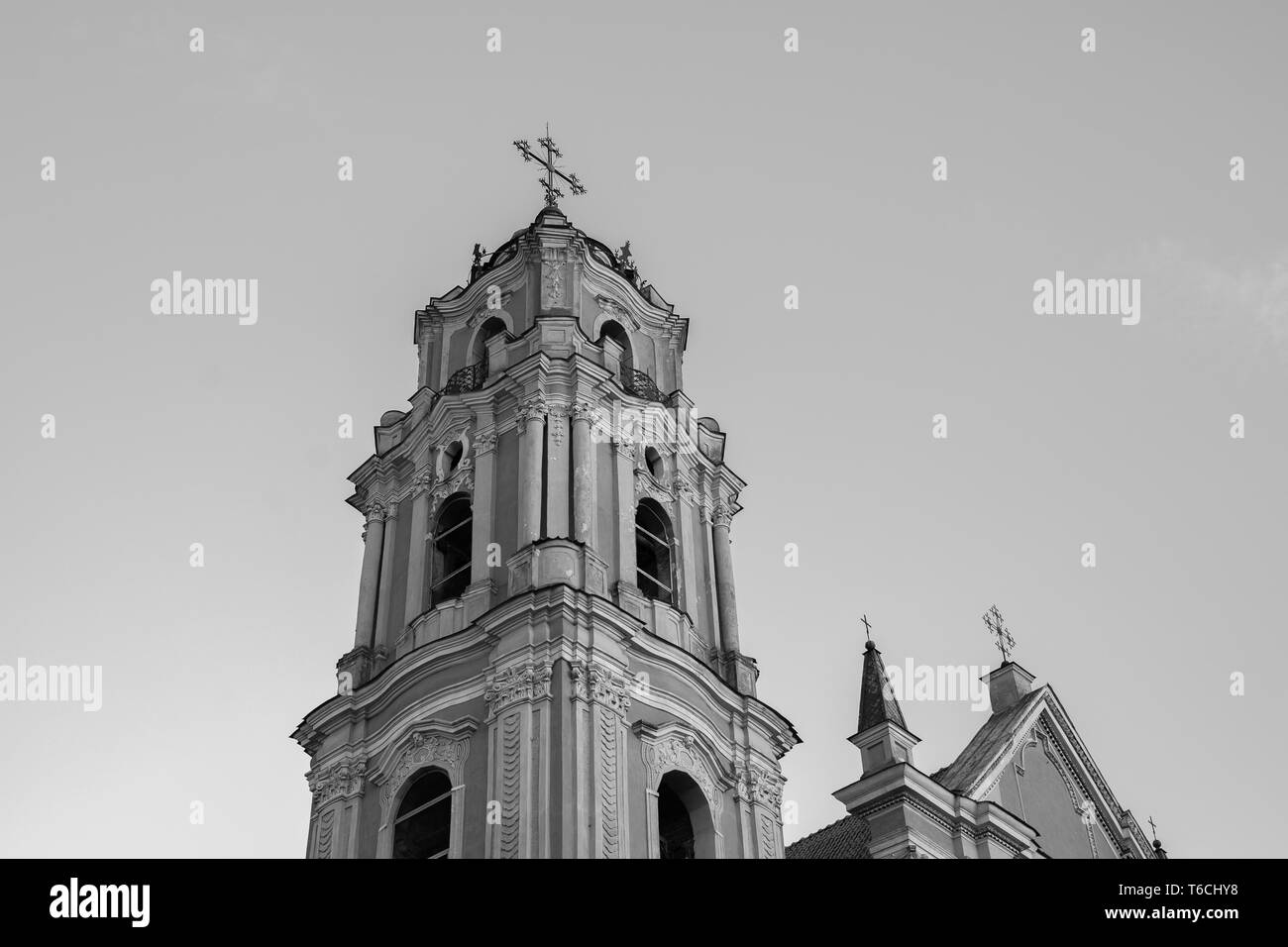 Chiesa di San Giovanni e il suo campanile presso il gran cortile dell'università di Vilnius. Patrimonio Mondiale dell'UNESCO. La Lituania, Vilnius, Agosto 2018. Foto Stock