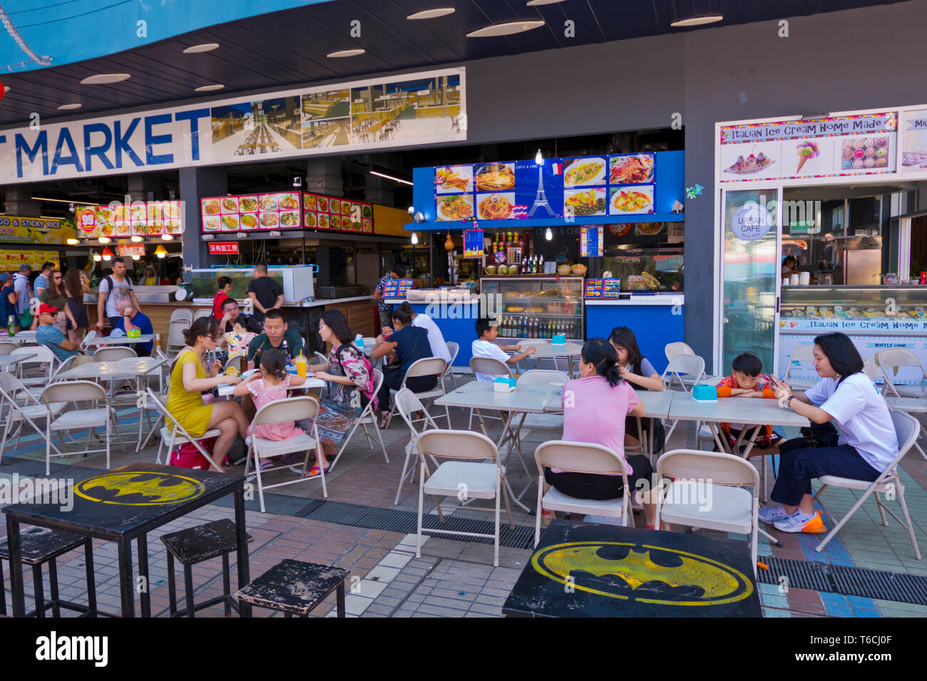 Mangiare all'aperto, area food court, il blocco, hotel e complesso, Patong, isola di Phuket, Tailandia Foto Stock