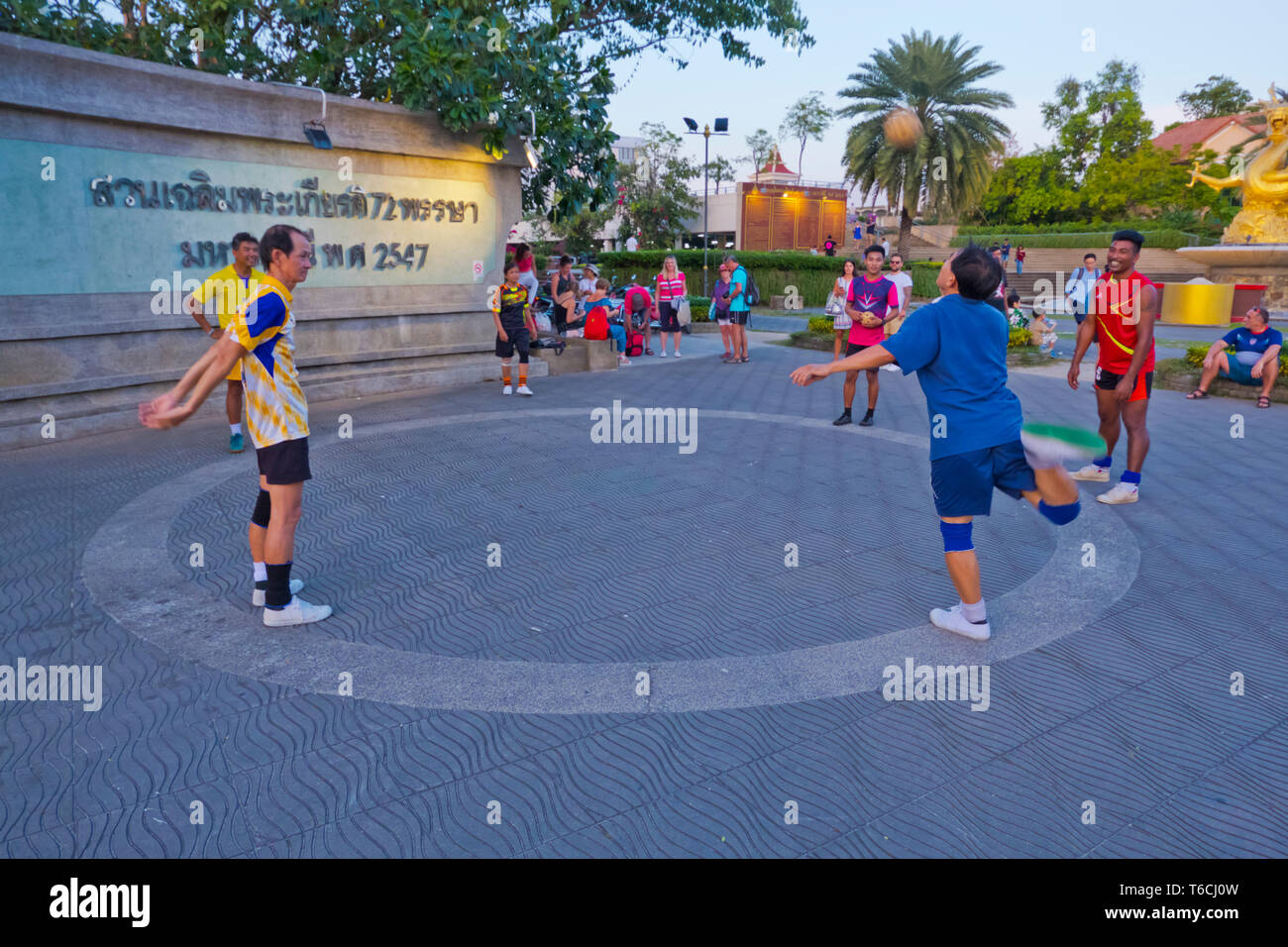 La popolazione locale la riproduzione di takraw, kick pallavolo, città di Phuket, Tailandia Foto Stock