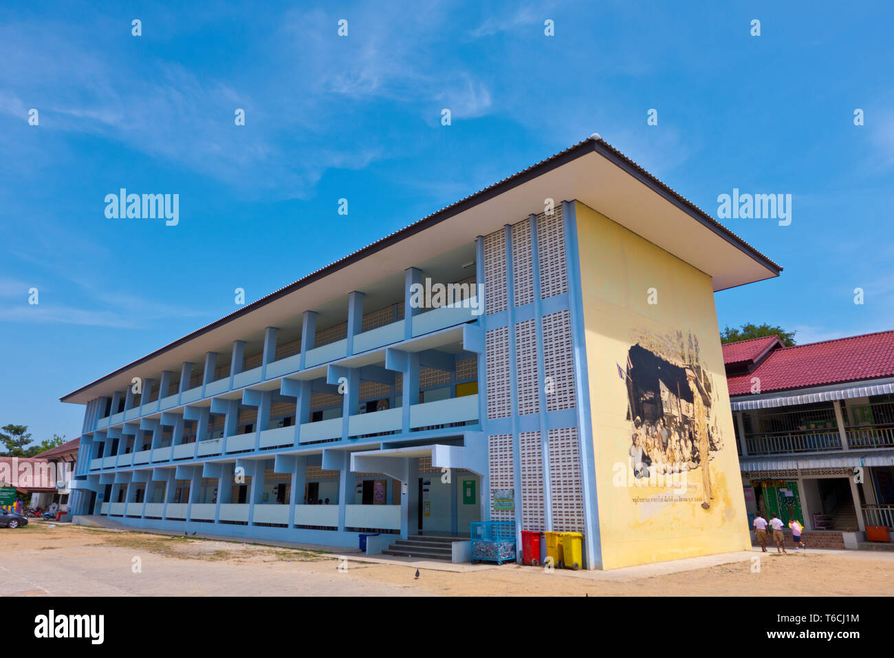La scuola primaria, Wat Sawang Arom, Rawai, isola di Phuket, Tailandia Foto Stock
