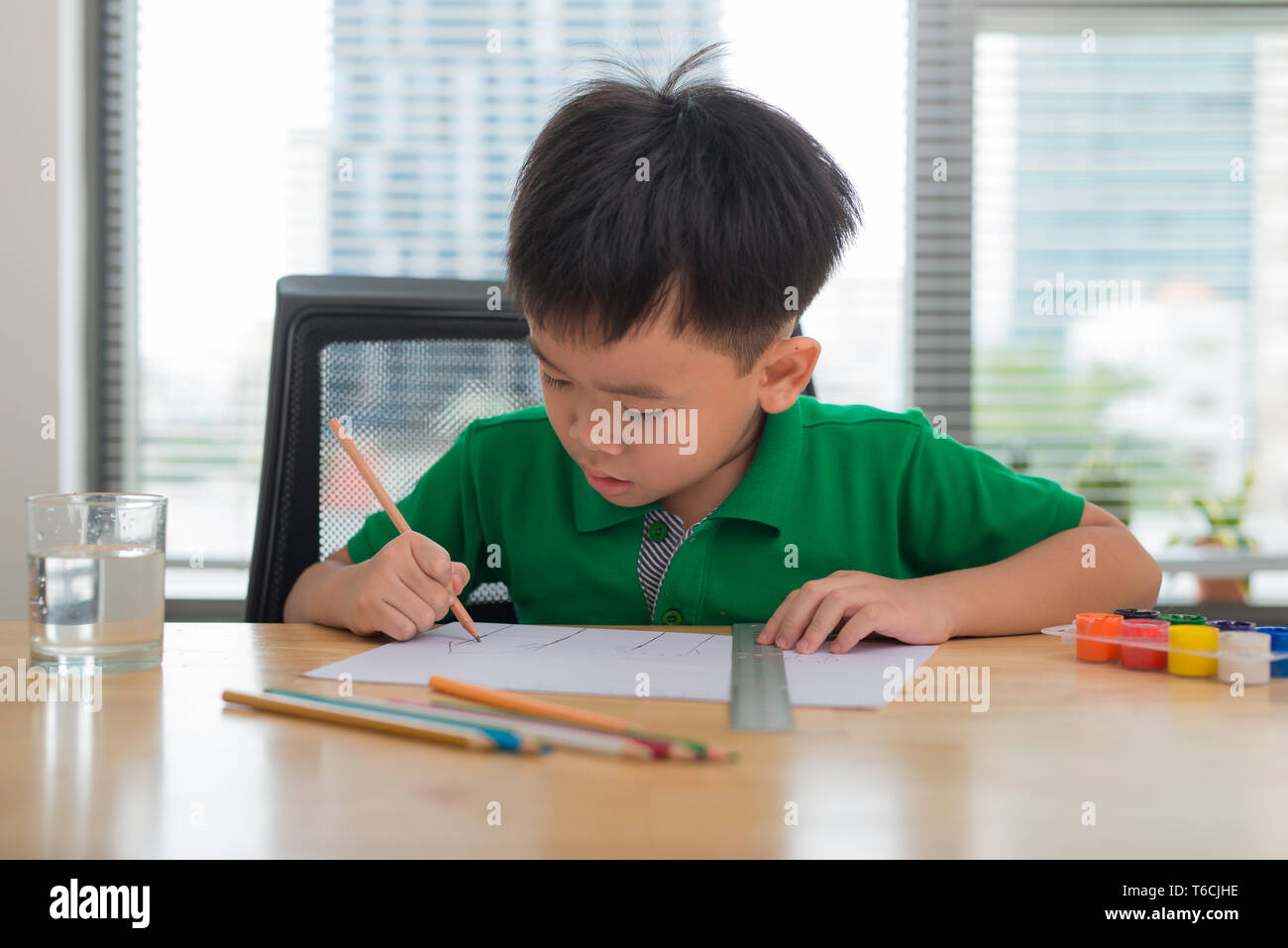 Carino boy è un disegno con matite di colore, isolato su bianco Foto Stock