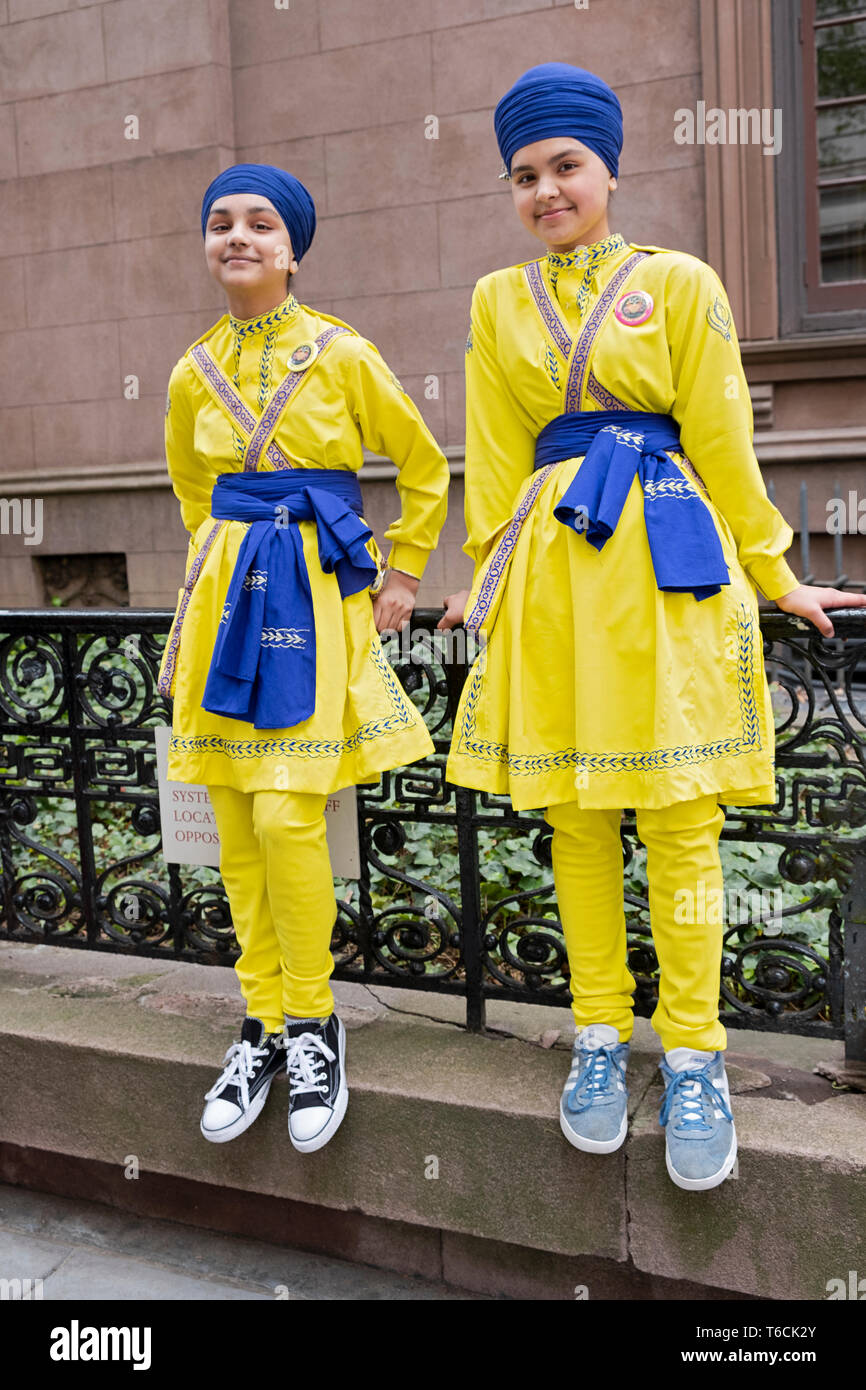 Due adolescenti ragazze Sikh in costumi corrispondenti prima della religione Sikh parata del giorno a Manhattan, New York City. Foto Stock