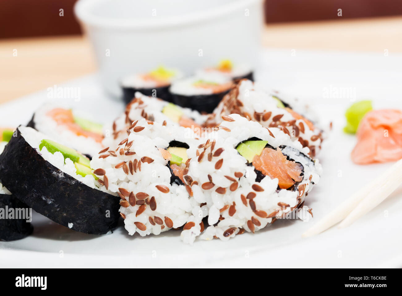 Il Sushi con salmone, avocado, riso nelle alghe marine serviti con wasabi e zenzero. Foto Stock