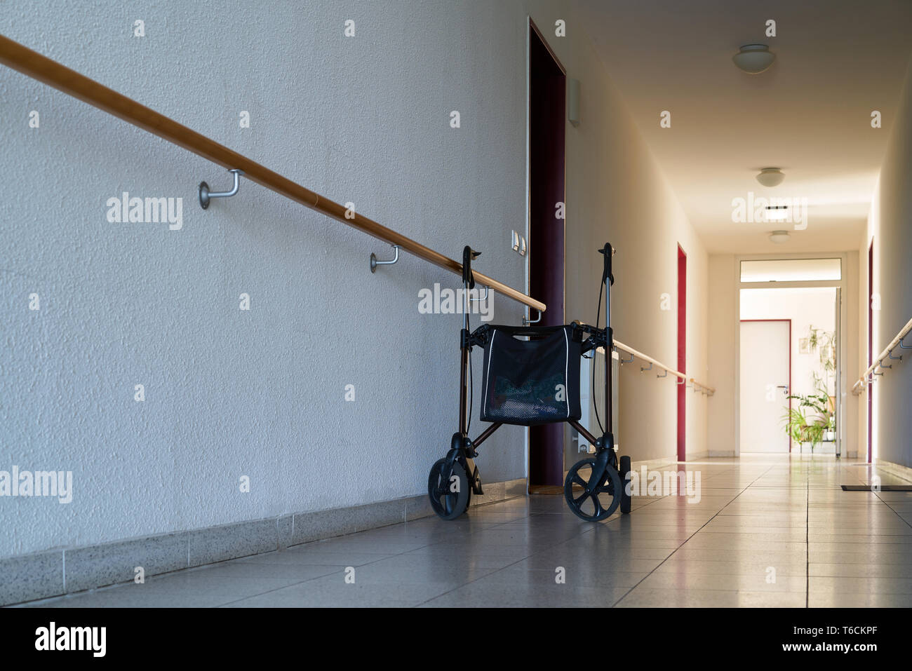 Corridoio con un walker-rollator in un seniors' home Foto Stock