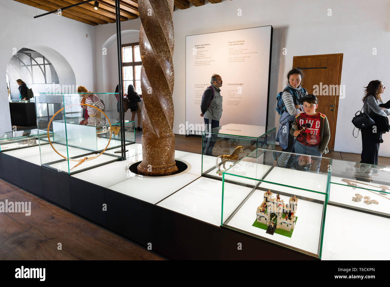 Salisburgo Il Museo del Castello, la vista di persone che guardano presenta all'interno il Museo per Bambini si trova all'interno del castello di Salisburgo, Austria. Foto Stock