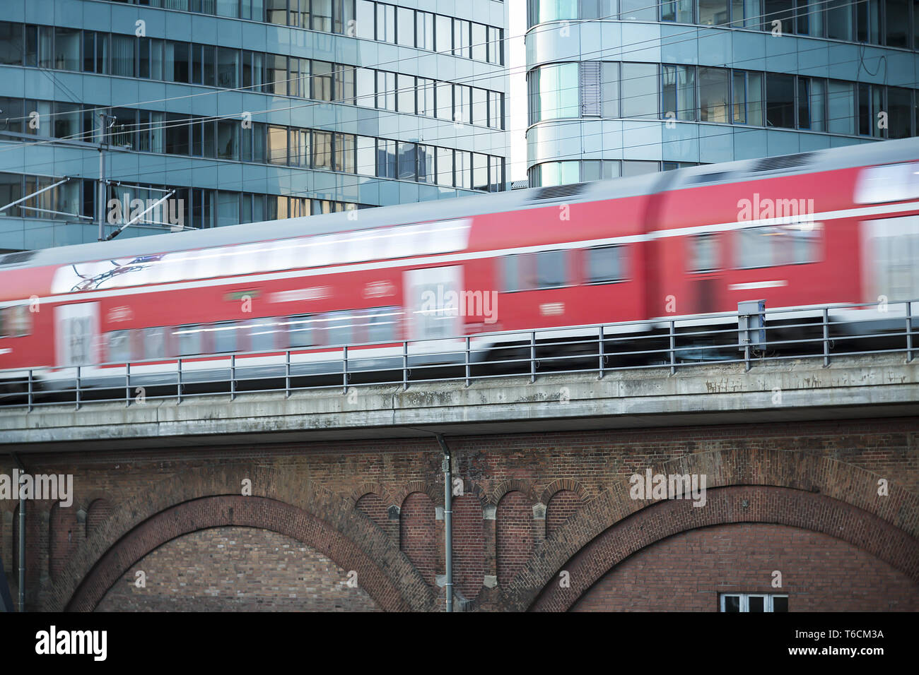 Rosso tedesco treno in movimento Foto Stock