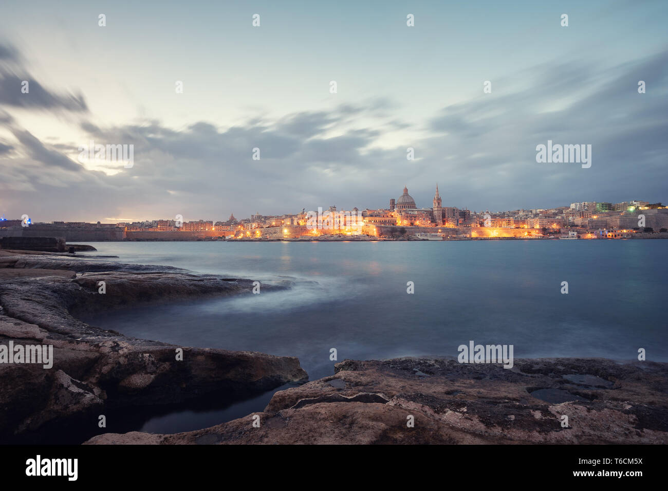Vista a La Valletta, Malta da Sliema seashore. Foto Stock